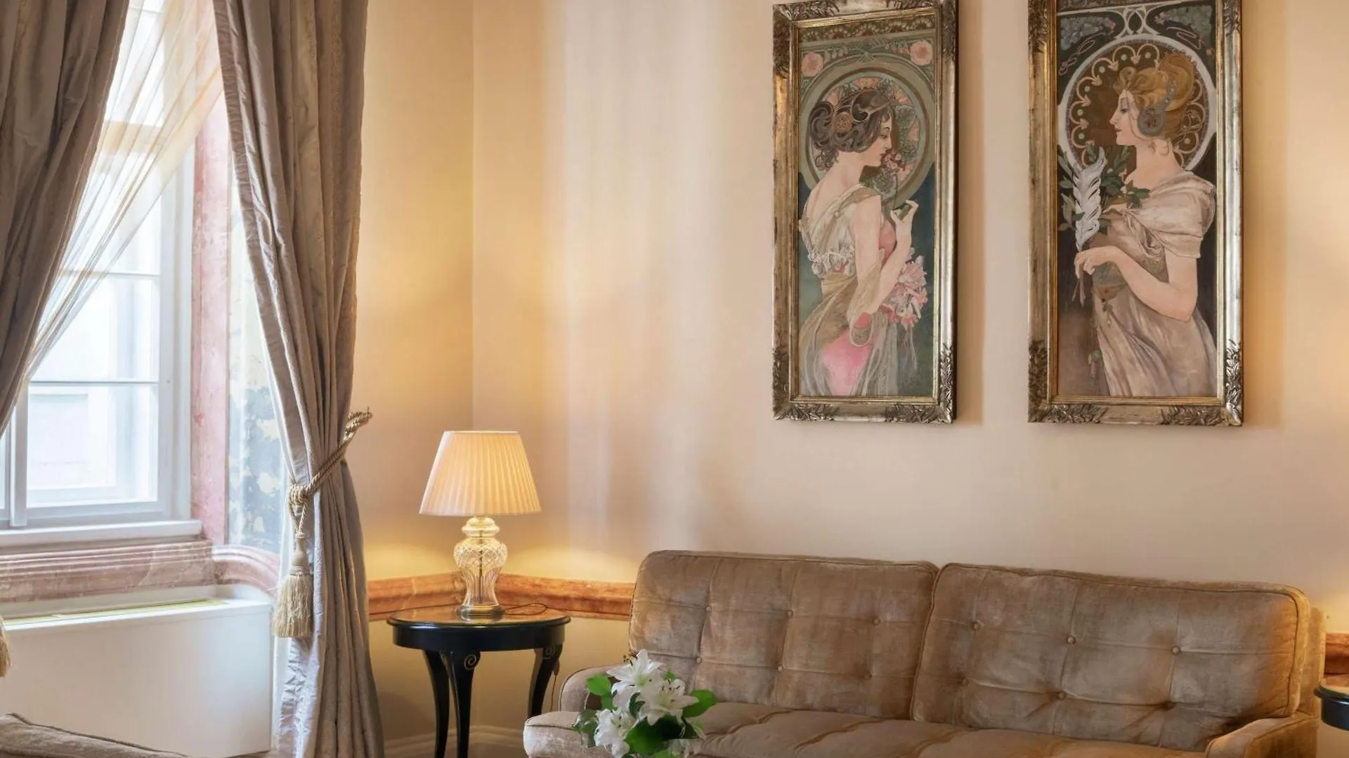 Hotel The Mozart Praha 5*,